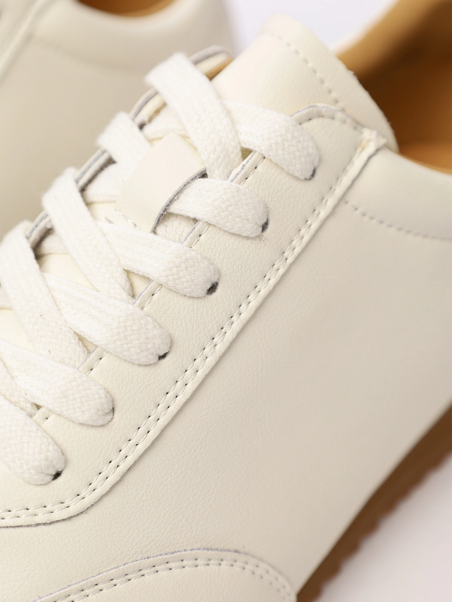 Кеды белого цвета на низкой подошве